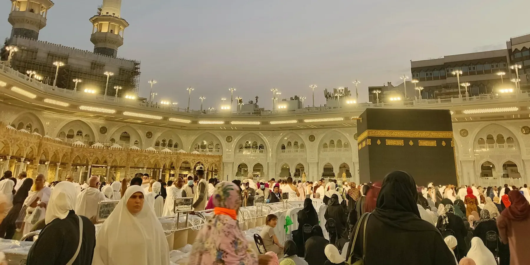 المسجد الحرام وقت المساء والمعتمرون في المطاف