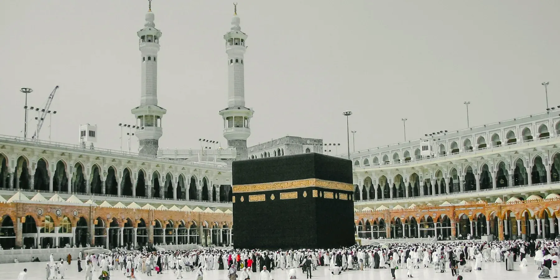الكعبة المشرفة ومآذن المسجد الحرام في النهار