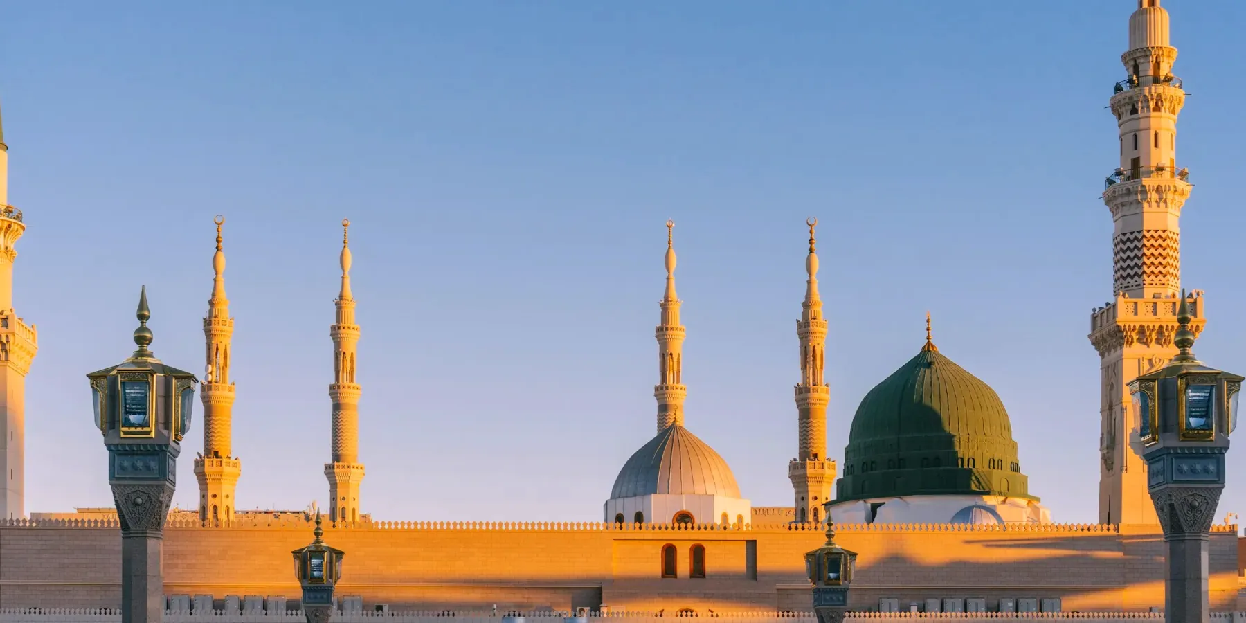 القبة الخضراء ومآذن المسجد النبوي في ضوء الأصيل
