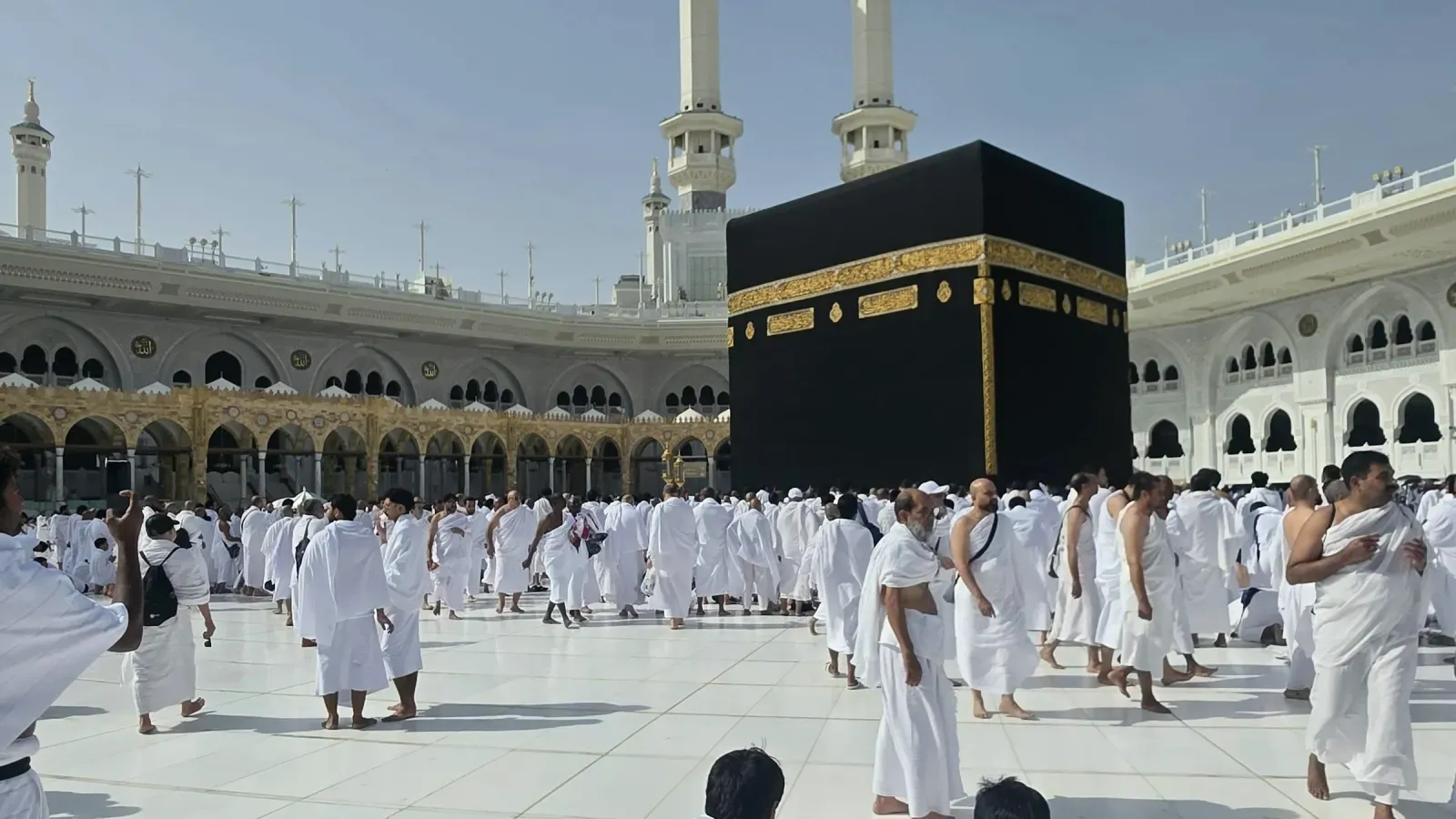 طائفون بثياب الإحرام حول الكعبة المشرفة
