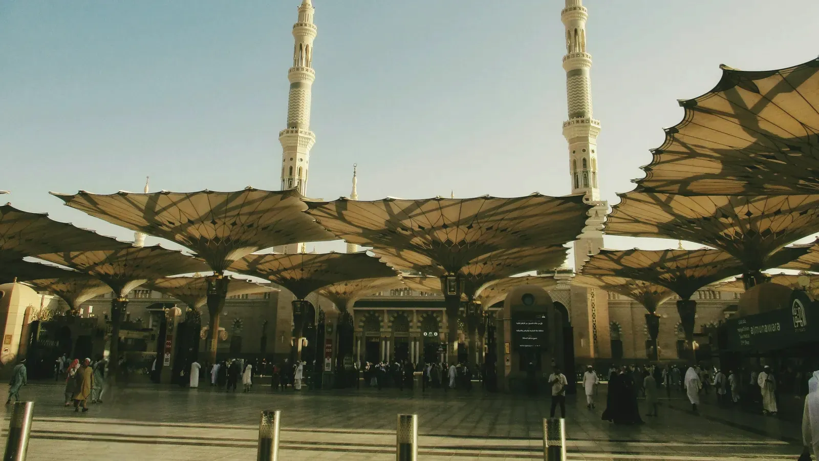 مظلات المسجد النبوي مفتوحة تحت سماء صافية